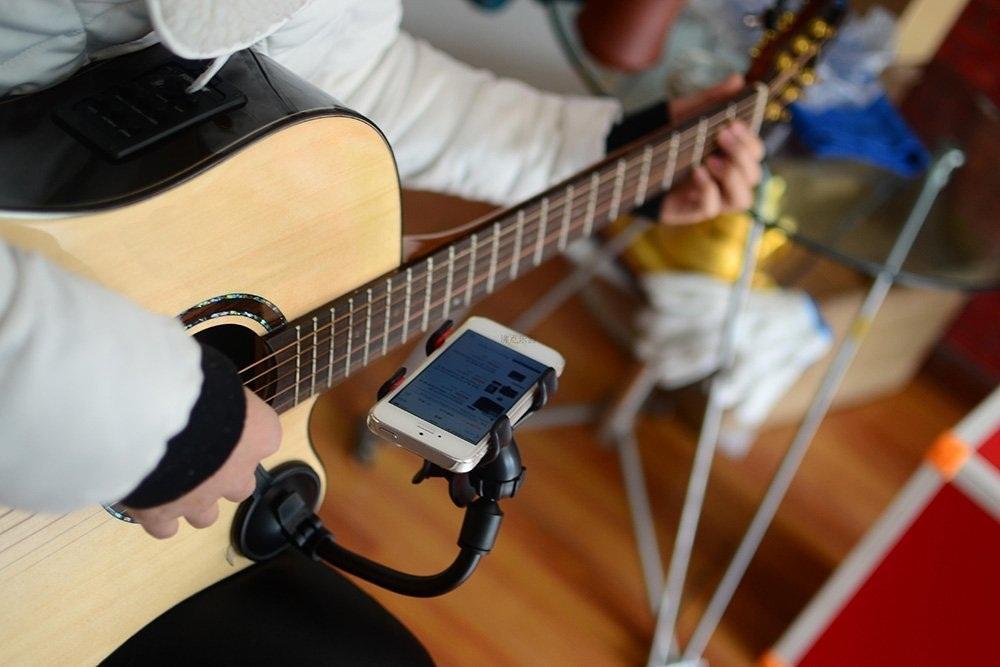 StrumView - Guitar Phone Holder